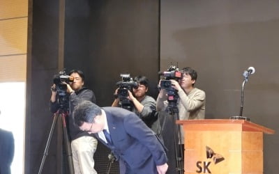 '해킹 공격' 고개 4번 숙인 SKT 대표…"안전장치 만들겠다"