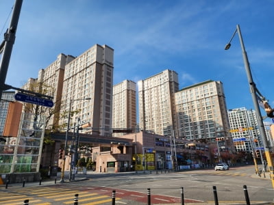 15억 넘보던 아파트가 어쩌다…반토막 난 집값에 '비명'