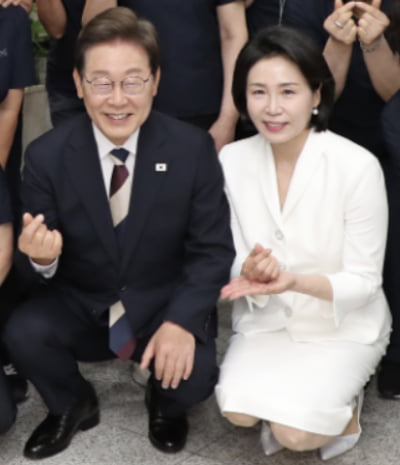 쪼그려앉은 李 대통령·턱걸이 김문수…행동 담긴 메시지는