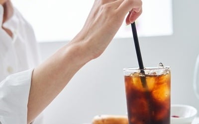 콜라보다 많이 마셨다…2030 푹 빠졌다는 '이 음료'